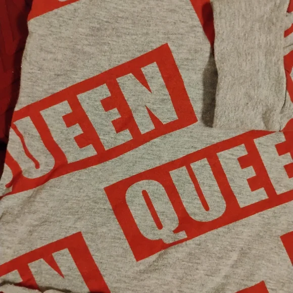 Que Graphic Hooded Sweatshirt - Gray with Red Print - Picture 5 of 6